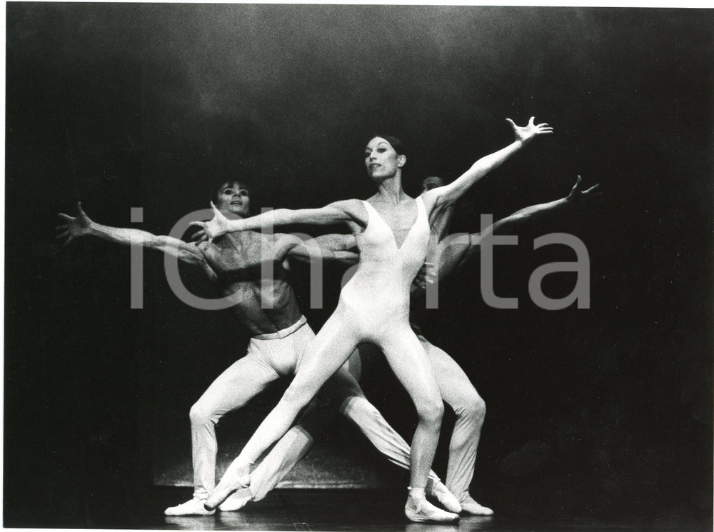 1983 DANZA "Divertissement" Luciana SAVIGNANO Luigi BONINO Gilles COCHINAIRE Fotografia originale, con didascalia al verso, scattata in occasione del balletto in scena alla Piccola Scala di Milano. GOOD/buono  Formato: 24x18 cm originale e autentica 1