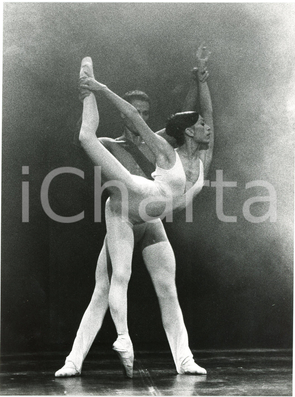 1983 DANZA MILANO SCALA "Divertissement" Luciana SAVIGNANO Gilles COCHINAIRE (2) Fotografia originale, con didascalia al verso. GOOD/buono  Formato: 18x24 cm originale e autentica 1