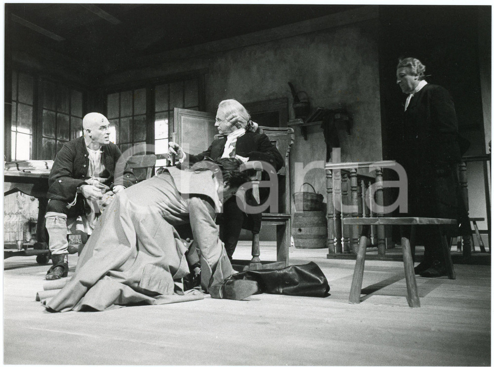 1982 TEATRO DI GENOVA "La brocca rotta" Regia SCIACCALUGA - Eros PAGNI Foto  Fotografia originale, con didascalia al verso.Sono in scena gli attori: Eros Pagni, Ferruccio De Ceresa, Stefano Antonucci e Camillo Milli. GOOD/buono  Formato: 24x18 cm originale e autentica 1