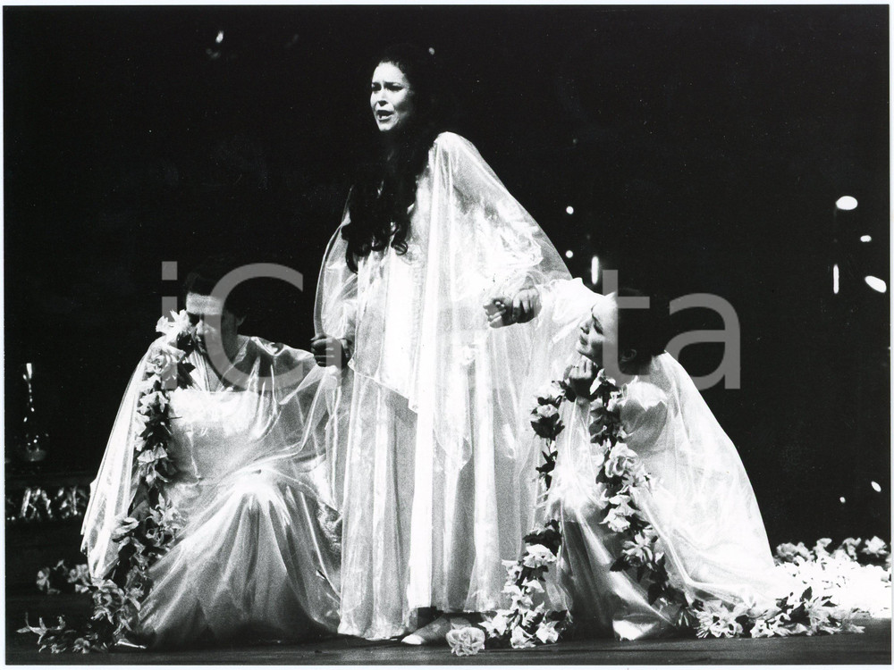 1983 MILANO TEATRO ALLA SCALA "Anacréon" - Elizabeth CONNELL - Foto (1)  Fotografia originale, con didascalia al verso.Sono in scena: Luisa Vannini, Elizabeth Connell, Gina Longobardo Fiordaliso. GOOD/buono  Formato: 24x18 cm originale e autentica 1