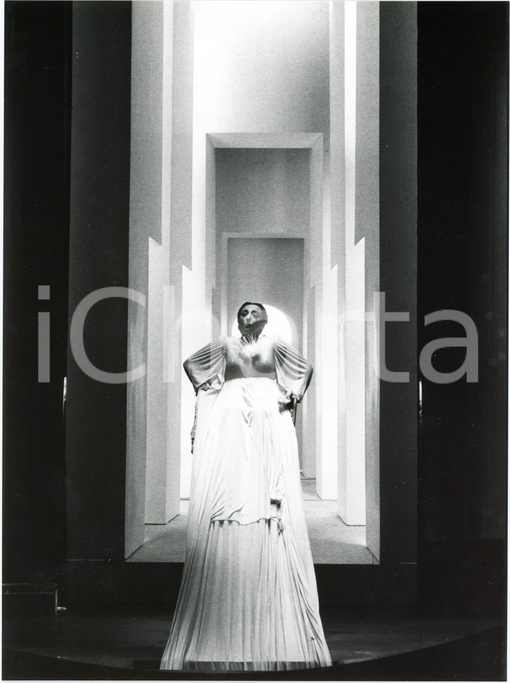1983 MILANO TEATRO ALLA SCALA "Lohengrin" - Gabriella BARTOLOMEI - Foto (1)  Fotografia originale, con didascalia al verso. GOOD/buono  Formato: 18x24 cm originale e autentica 1