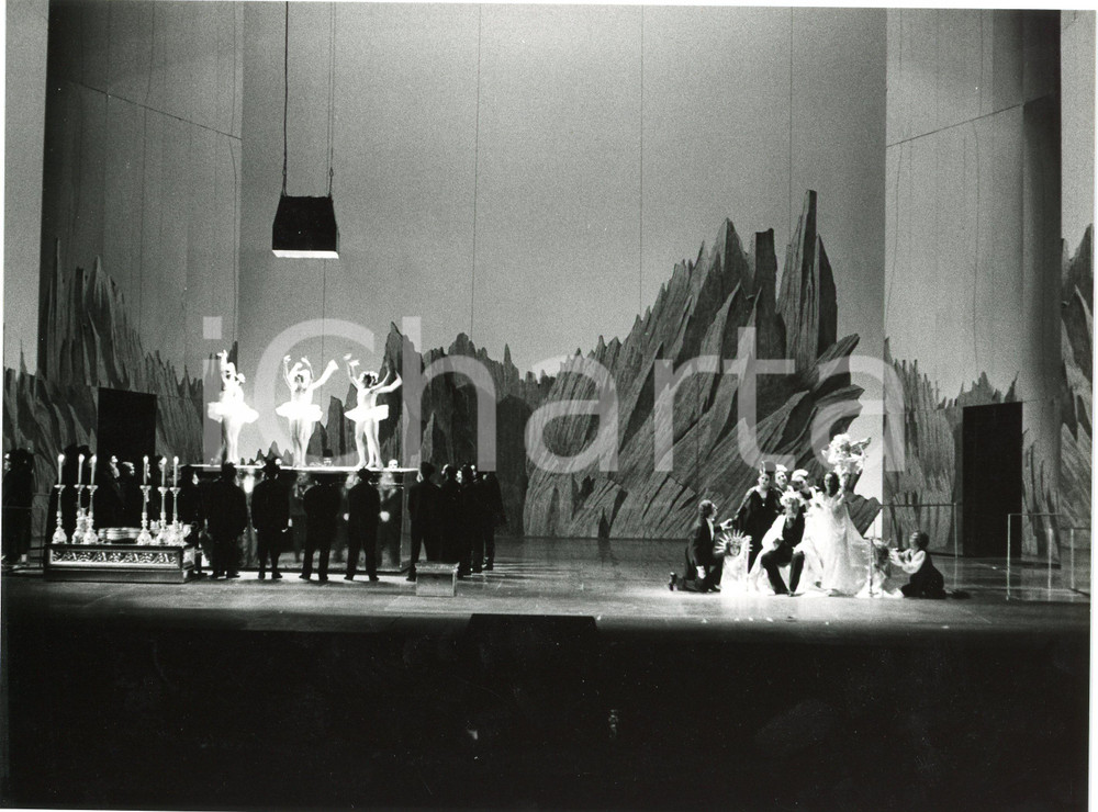 1983 MILANO TEATRO ALLA SCALA "Anacréon" - Atto II - Foto di scena  Fotografia originale, con didascalia al verso.Sono in scena: Luisa Vannini, Elizabeth Connell, Gina Longobardo Fiordaliso. GOOD/buono  Formato: 24x18 cm originale e autentica 1