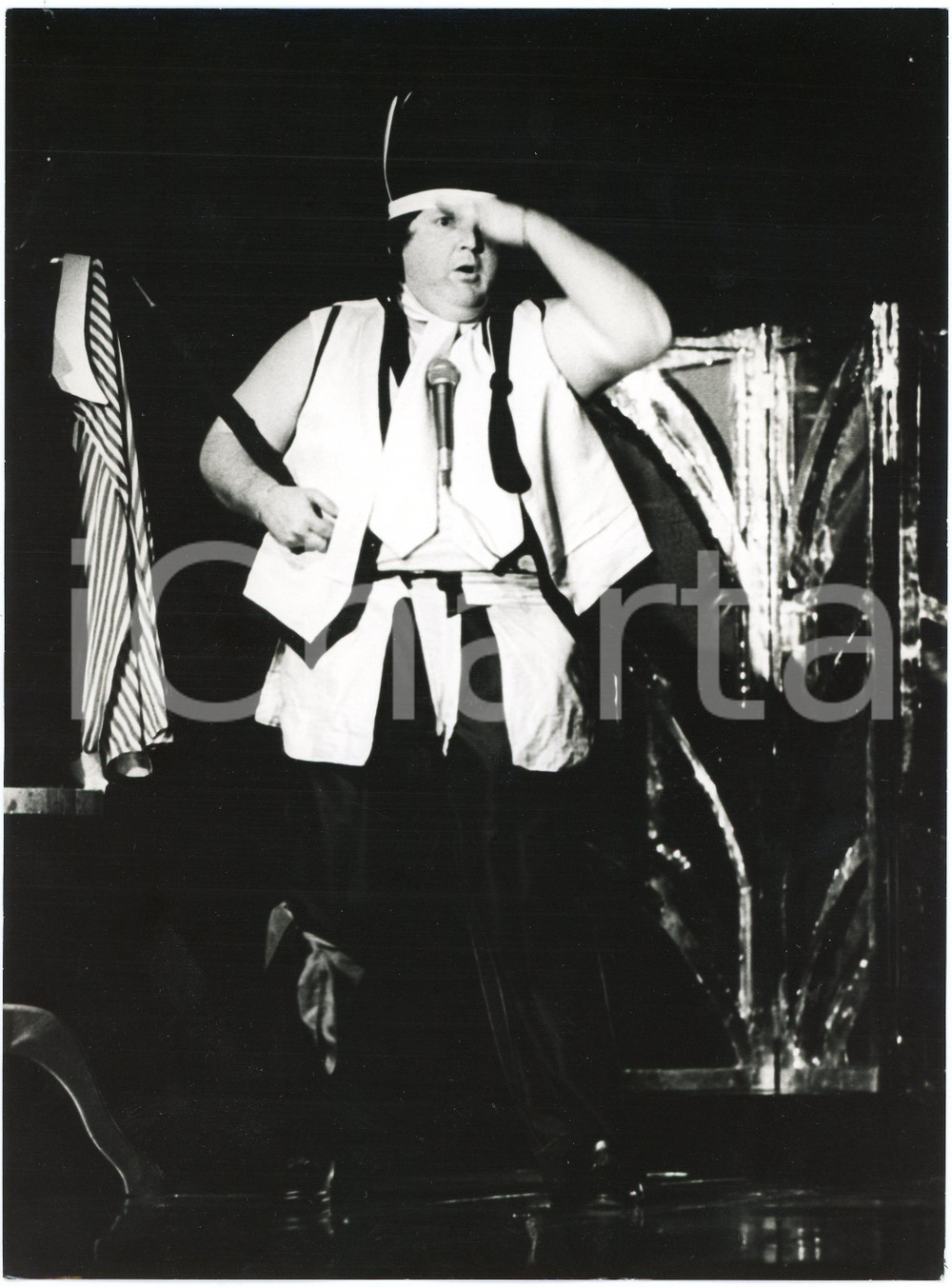 1985 ca BRAZIL - TEATRO - Jo SOARES - Un personaggio - Foto di scena (3)  Fotografia originale. GOOD/buono  Formato: 18x24 cm originale e autentica 1