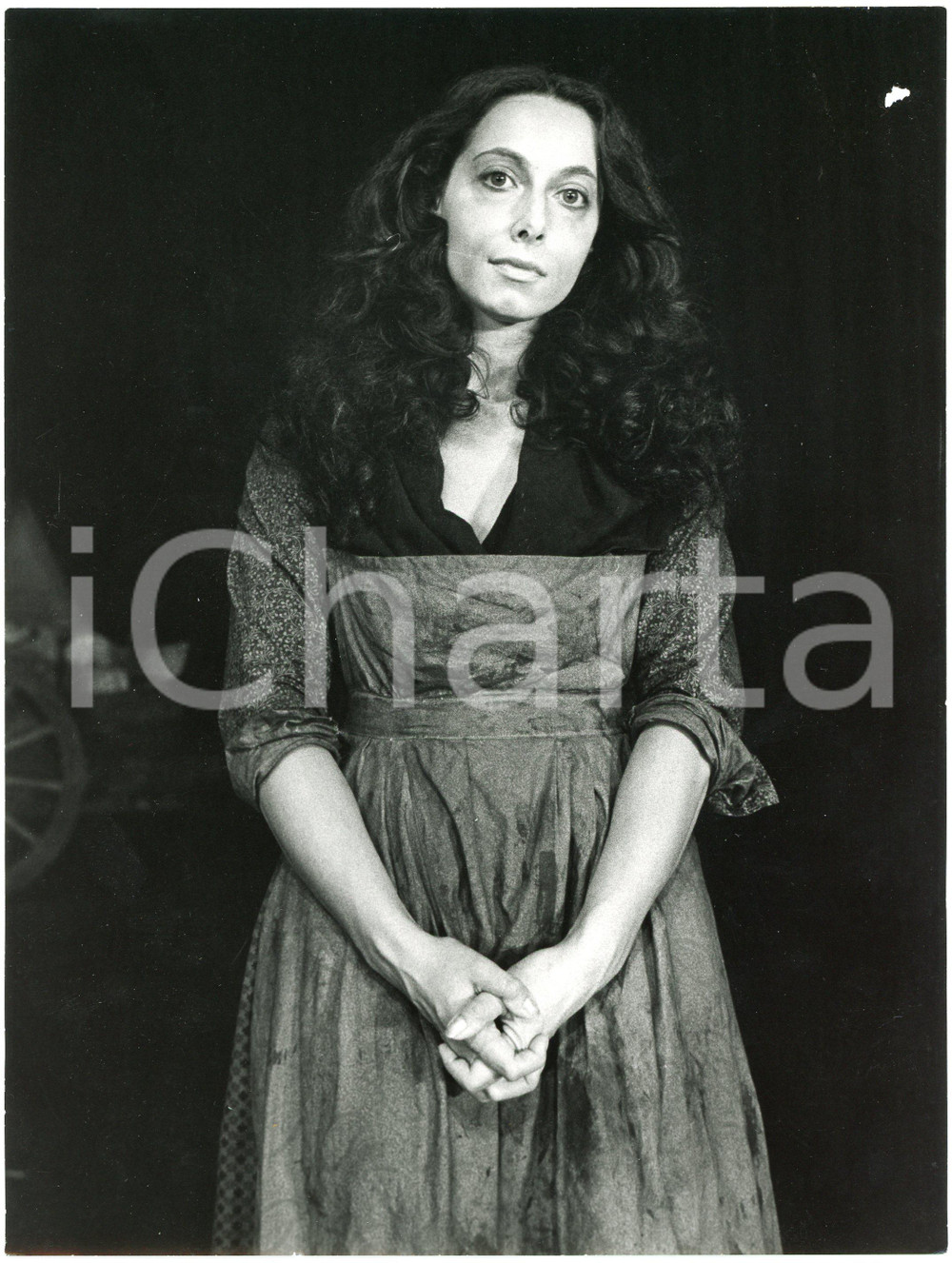 1980 PARIS "Les Misérables" - Rosé LAURENS as Fantine - Photo  Fotografia originale, con didascalia al verso. FAIR/discreto lieve piegatura al lato sinistro; piccola abrasione al lato superiore; residuo di adesivo al verso Formato: 18x24 cm originale e autentica 1