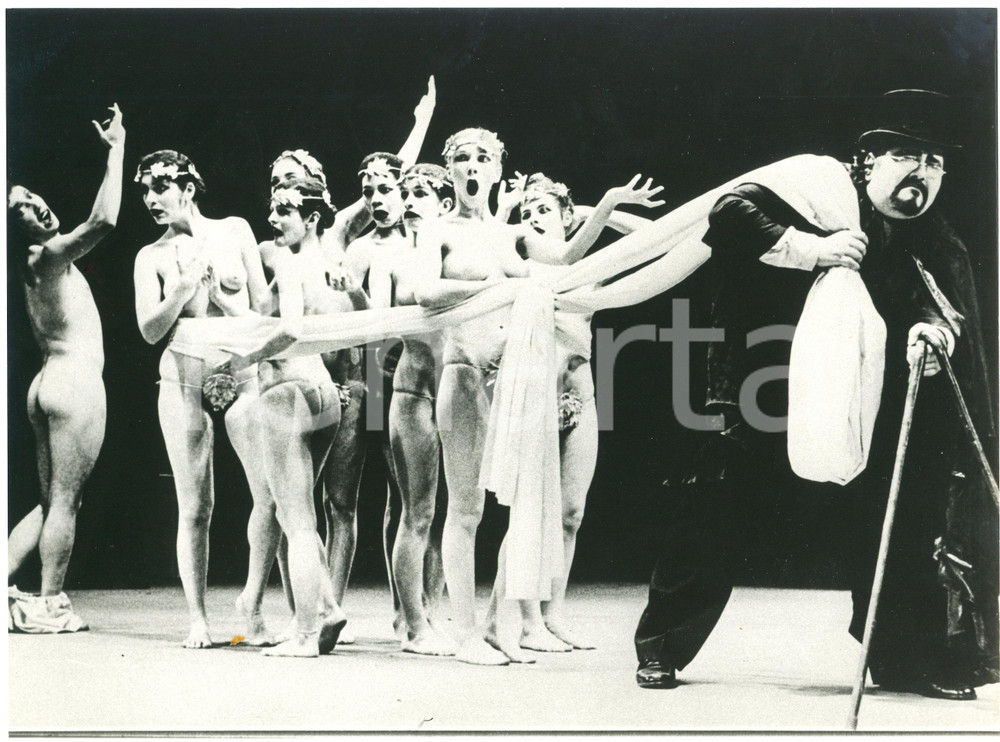 1978 MILANO TEATRO Brasiliano "Macunaima" - Foto di scena (2) 24x18 cm  Fotografia originale, con didascalia al verso. FAIR/discreto bassa qualità di stampa Formato: 24x18 cm originale e autentica 1