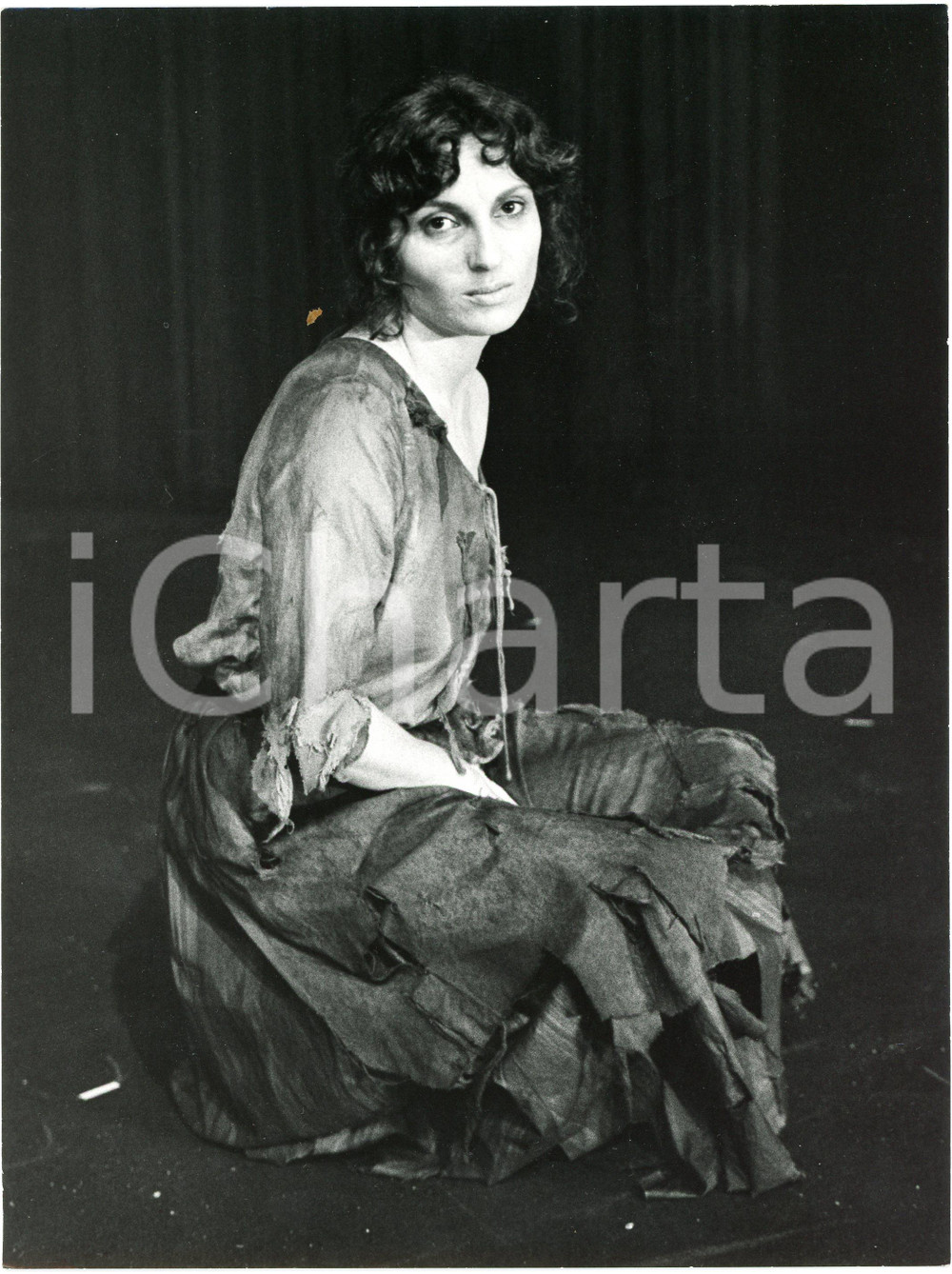 1980 PARIS "Les Misérables" - Marianne MILLE as Eponine - Photo  Fotografia originale, con didascalia al verso. FAIR/discreto lieve piegatura al lato sinistro; residuo di adesivo al verso Formato: 18x24 cm originale e autentica 1