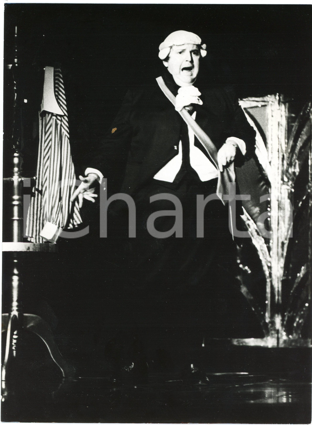 1985 ca BRAZIL - TEATRO - Jo SOARES - Un personaggio - Foto di scena (1)  Fotografia originale. GOOD/buono  Formato: 18x24 cm originale e autentica 1