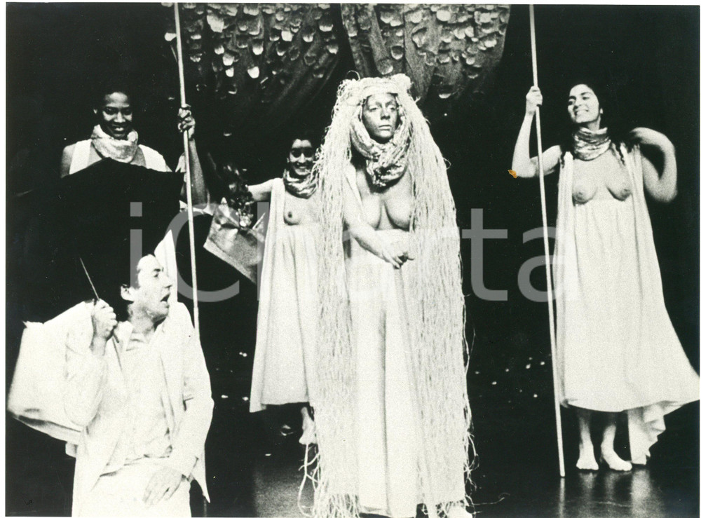 1978 MILANO TEATRO Brasiliano "Macunaima" - Foto di scena - 24x18 cm  Fotografia originale, con didascalia al verso. FAIR/discreto bassa qualità di stampa Formato: 24x18 cm originale e autentica 1