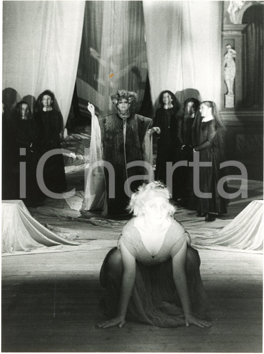 1983 VICENZA Teatro Olimpico "Elettra" Regia S. SEQUI - Ottavia PICCOLO - Foto  Fotografia originale, con didascalia al verso. GOOD/buono lievi tracce in trasparenza Formato: 18x24 cm originale e autentica 1