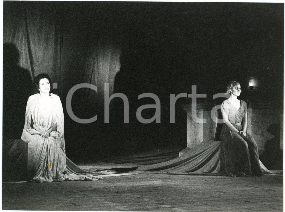 1983 VICENZA Teatro Olimpico "Elettra" Regia S. SEQUI Laura FO Ottavia PICCOLO  Fotografia originale, con didascalia al verso. GOOD/buono  Formato: 24x18 cm originale e autentica 1