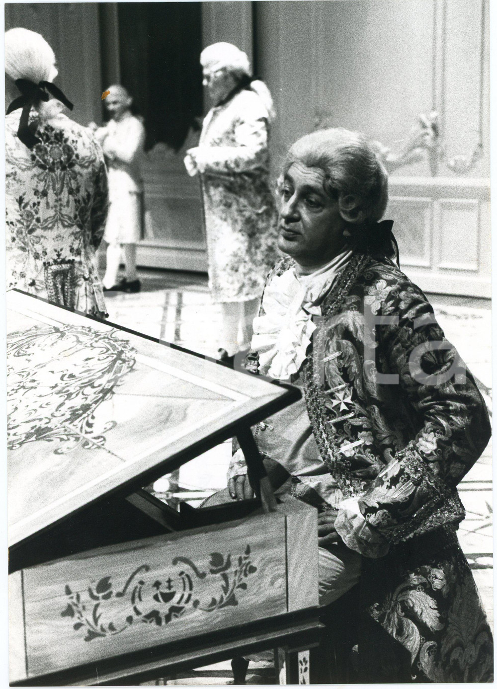 1981 TEATRO DI ROMA "Amadeus" di Peter SHAFFER - Regia G. PRESSBURGER - Foto  Fotografia originale, con didascalia al verso. GOOD/buono  Formato: 16x23 cm originale e autentica 1