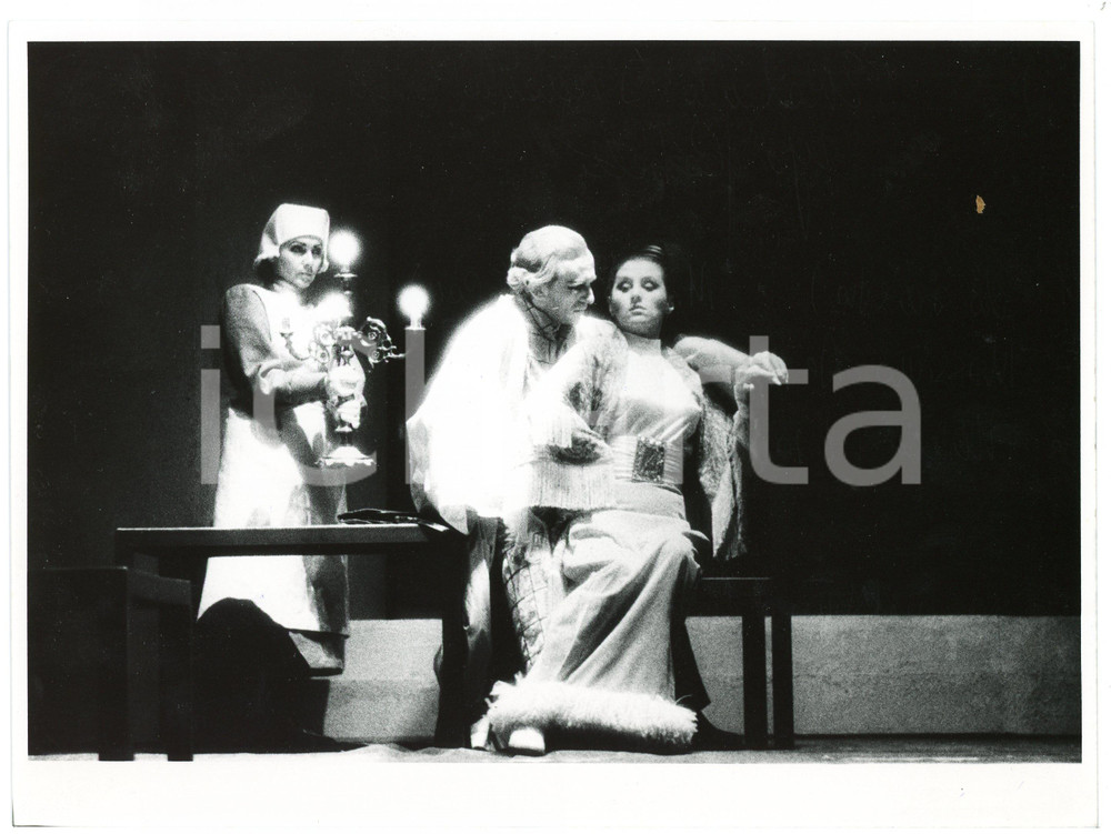1983 TEATRO "Ekaterina Ivanovna" di L. ANDREEV - Regia COBELLI - Foto di scena  Fotografia originale, con didascalia al verso.Sono in scena: M. T. Pizzi, Massimo De Rossi ed Enrica Minini. GOOD/buono lievi sovraimpressioni Formato: 24x18 cm originale e autentica 1