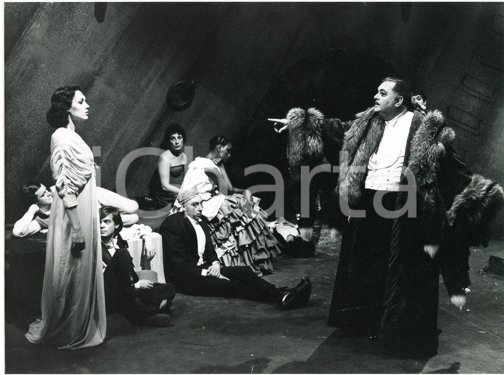 1977 TEATRO "Salomè" di Oscar WILDE - Regia M. GAGLIARDO - Foto di scena  Fotografia originale, con didascalia al verso. FAIR/discreto piccolo strappo al margine inferiore Formato: 24x18 cm originale e autentica 1