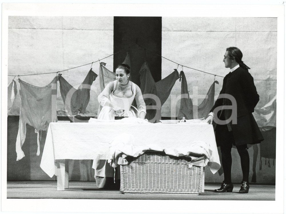 1981 GRUPPO TEATRO LIBERO "La locandiera" - Gianna GIACHETTI Gabriele TOZZI Foto  Fotografia originale, con didascalia al verso. GOOD/buono  Formato: 24x18 cm originale e autentica 1