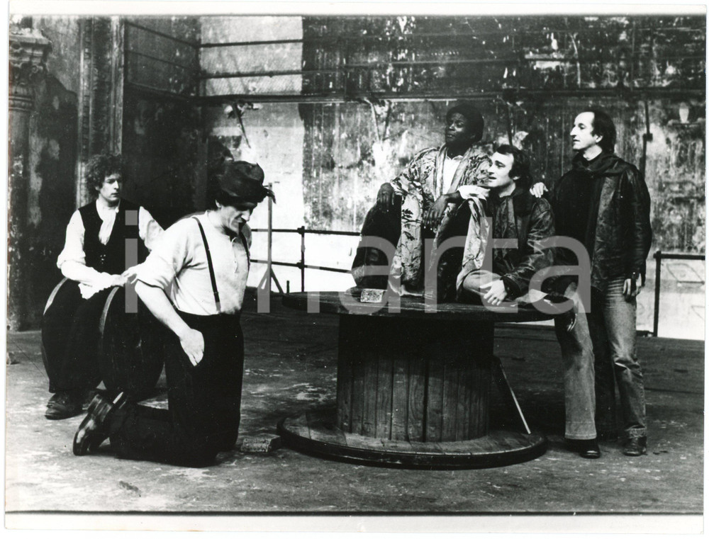 1977 TEATRO ROMA "Ubu" di Alfred JARRY Regia Peter BROOK - Foto di scena  Fotografia originale, con didascalia al verso. GOOD/buono  Formato: 24x18 cm originale e autentica 1
