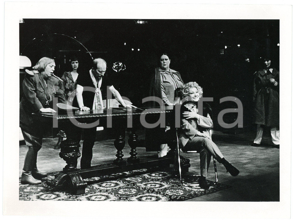 1980 TEATRO "Ils ont déjà occupé la ville voisine" Regia Andrzej WAJDA *Foto  Fotografia originale, con didascalia al verso. GOOD/buono  Formato: 24x18 cm originale e autentica 1