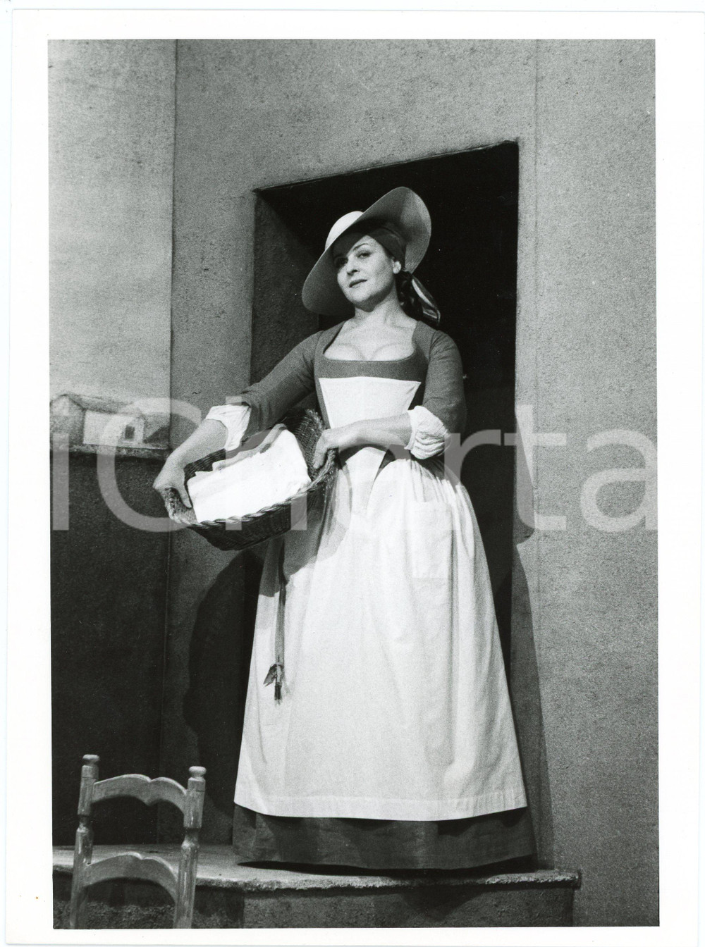 1981 GRUPPO TEATRO LIBERO "La locandiera" - Gianna GIACHETTI - Foto  Fotografia originale, con didascalia al verso. GOOD/buono  Formato: 18x24 cm originale e autentica 1
