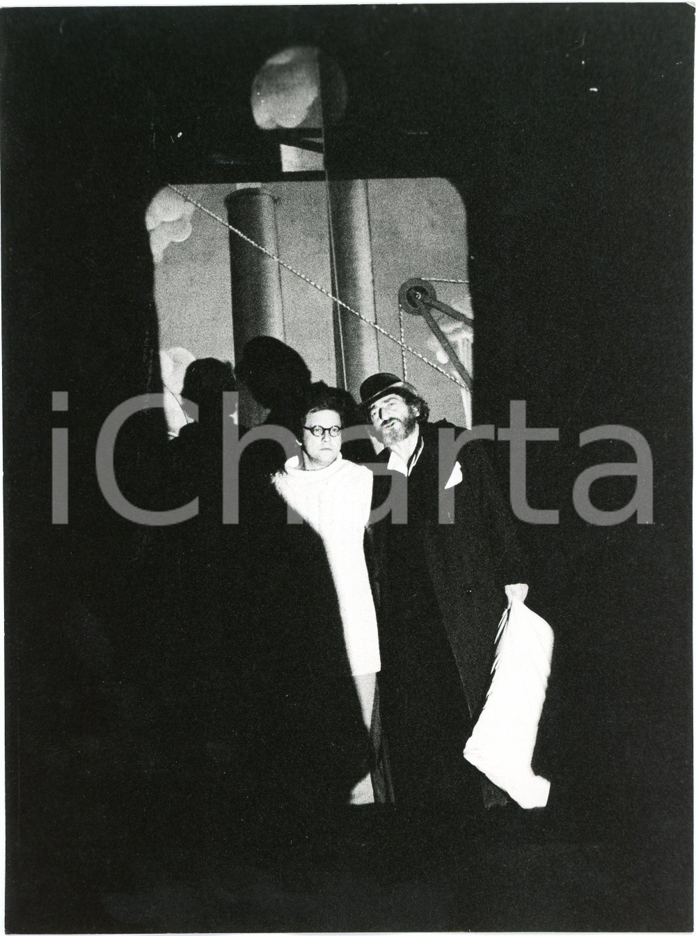 1976 MILANO TEATRO "La congiura dei sentimenti" - Oreste RIZZINO Franco PARENTI  Fotografia originale, con didascalia al verso. GOOD/buono  Formato: 24x18 cm originale e autentica 1