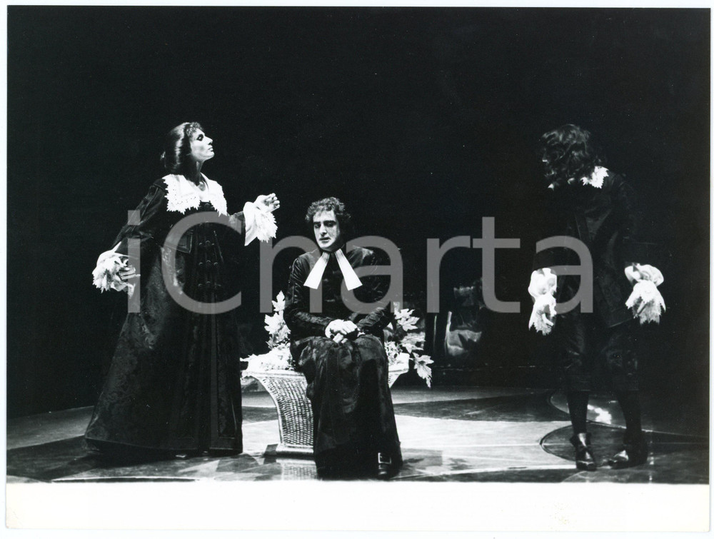 1980 ca ITALIA TEATRO Spettacolo - Foto di scena (2) 24x18 cm  Fotografia originale, con didascalia al verso. FAIR/discreto piccola piegatura angolare Formato: 24x18 cm originale e autentica 1