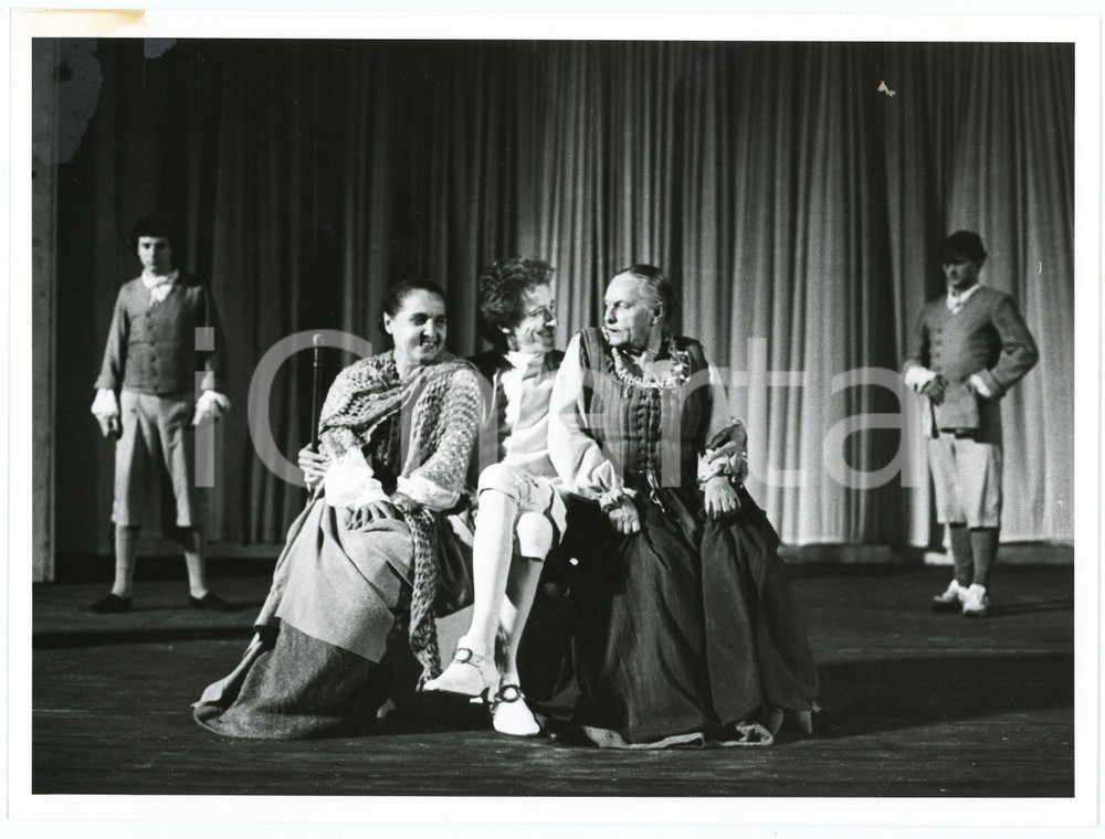 1980 ca ITALIA TEATRO Spettacolo - Foto di scena (1) 24x18 cm  Fotografia originale, con didascalia al verso.FOTOGRAFO: Enzo e Raffaello Bassotto FAIR/discreto macchia all'angolo superiore sinistro Formato: 24x18 cm originale e autentica 1