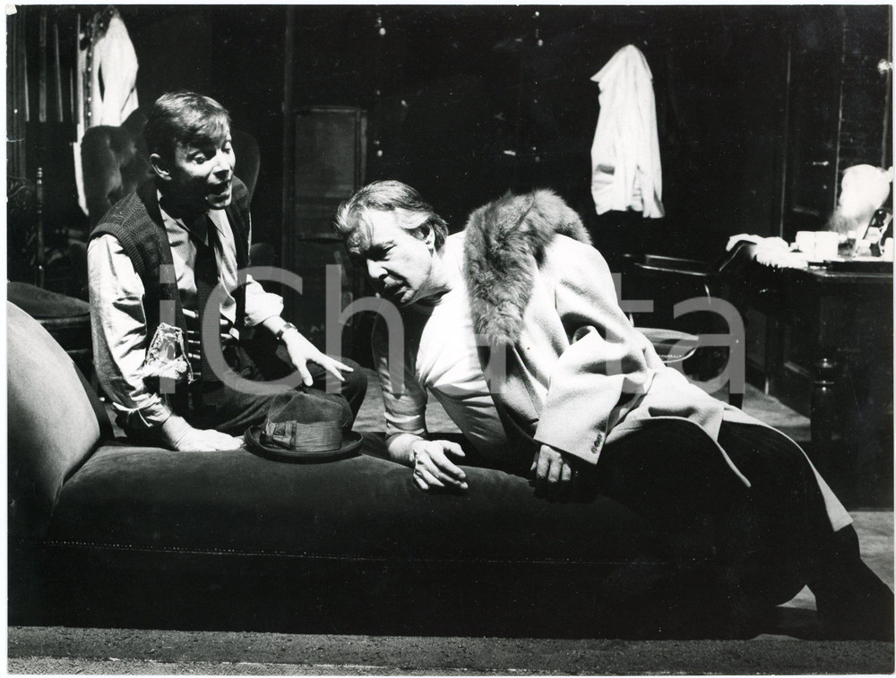 1980 ca ITALIA TEATRO Spettacolo - Foto di scena (3) 24x18 cm  Fotografia originale, con didascalia al verso.FOTOGRAFO: Velio Cioni FAIR/discreto piccola piegatura angolare Formato: 24x18 cm originale e autentica 1