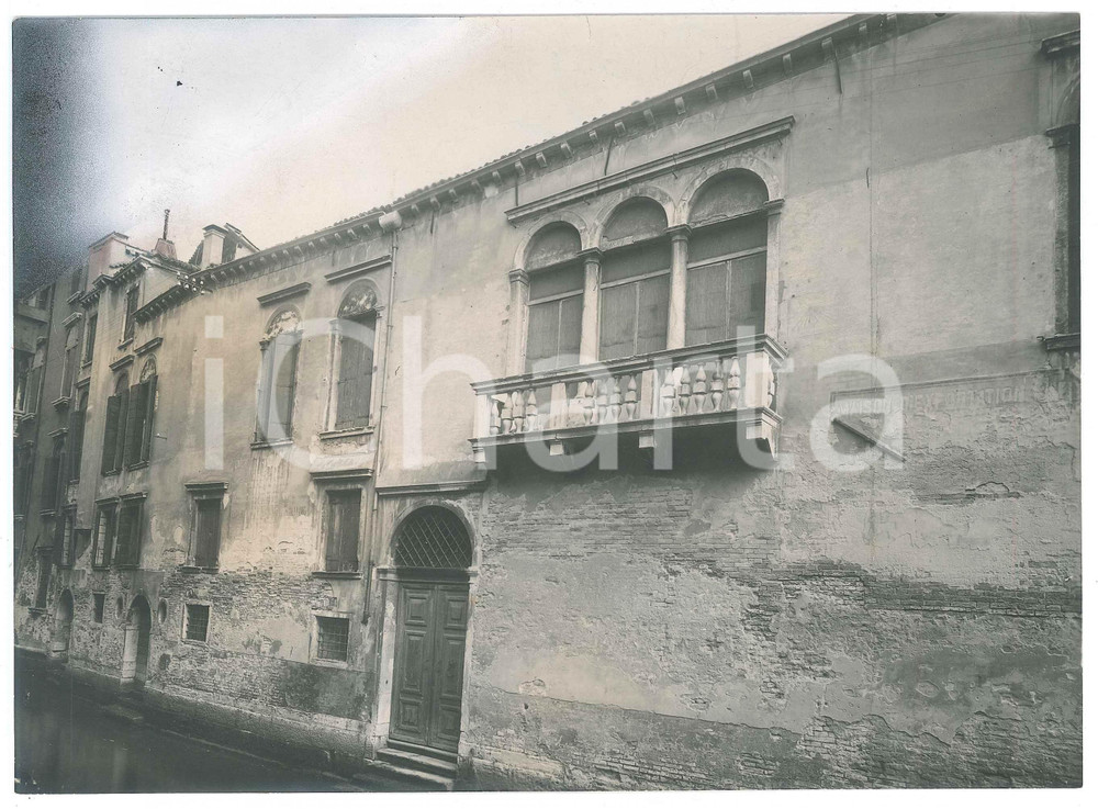 1925 ca VENEZIA - Palazzo antico - Foto ARTISTICA 23x17 cm  Fotografia d'epoca, su carta sottile. VERY POOR/gravemente danneggiato ritocchi manuali; evidente piegatura verticale Formato: 23x17 cm originale e autentica 1