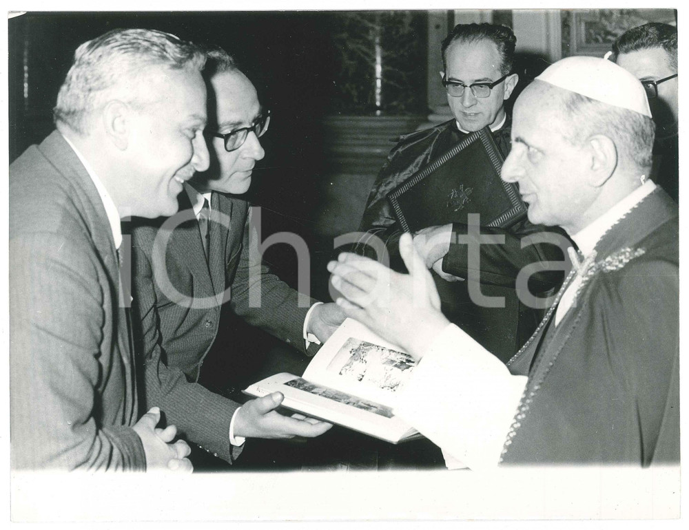 1970 ca ROMA Papa PAOLO VI in udienza con mons. Pasquale MACCHI - Foto  Fotografia d'epoca, con didascalia manoscritta al verso. GOOD/buono minima piegatura centrale Formato: 24x18 cm originale e autentica 1