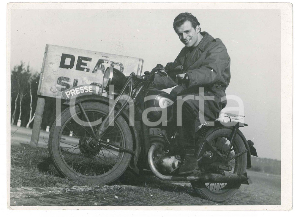 1960 ca LAUSANNE (SUISSE) MOTOCYCLISME - Journaliste - Photo 18x13 cm  Fotografia d'epoca. FAIR/discreto piegature angolari con minimo strappo ai margini Formato: 18x13 cm originale e autentica 1