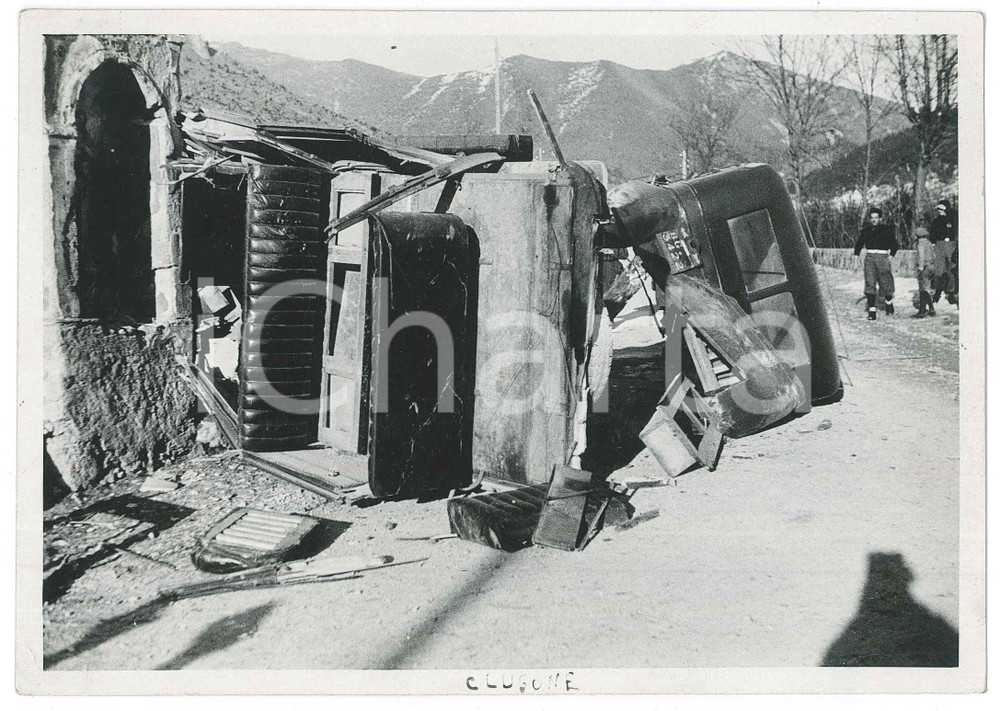 1940 ca CLUSONE (BG) Incidente stradale - Mezzi ribaltati - Foto 18x13 cm  Fotografia d'epoca. FAIR/discreto piccole piegature angolari Formato: 18x13 cm originale e autentica 1