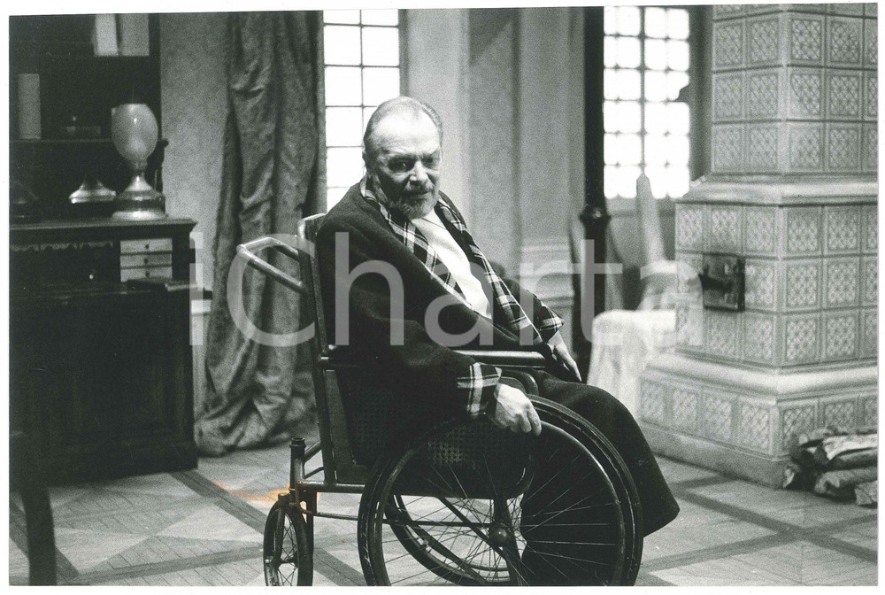 1983 MILANO Piccolo Teatro - Tino CARRARO in "Gli ultimi" di GORKI *Foto  Fotografia originale, con didascalia e adesivo del fotografo al verso.FOTOGRAFO: Luigi Ciminaghi - Milano POOR/danneggiato macchia al lato inferiore Formato: 30x20 cm originale e autentica 1