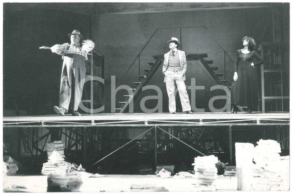 1975 MILANO TEATRO UOMO "Nella giungla delle città" Regia R. MARELLO - Foto Fotografia originale, con didascalia al verso.Sono in scena: Carlo Bagno, Umberto Ceriani e Anna Bonaiuto. GOOD/buono  Formato: 30x20 cm originale e autentica 1