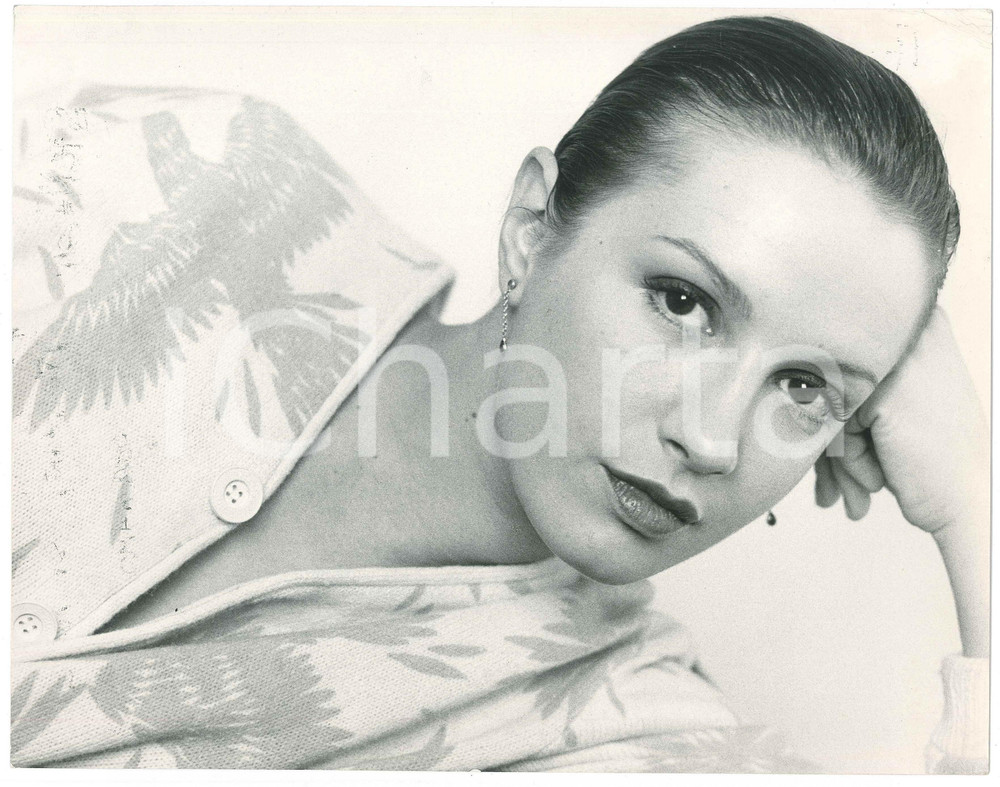 1980 ca TEATRO Attrice Valeria CIANGOTTINI - Ritratto - Foto 29x22 cm  Fotografia originale, con didascalia al verso. POOR/danneggiato piegature all'angolo superiore sinistro e macchie al lato inferiore Formato: 29x22 cm originale e autentica 1