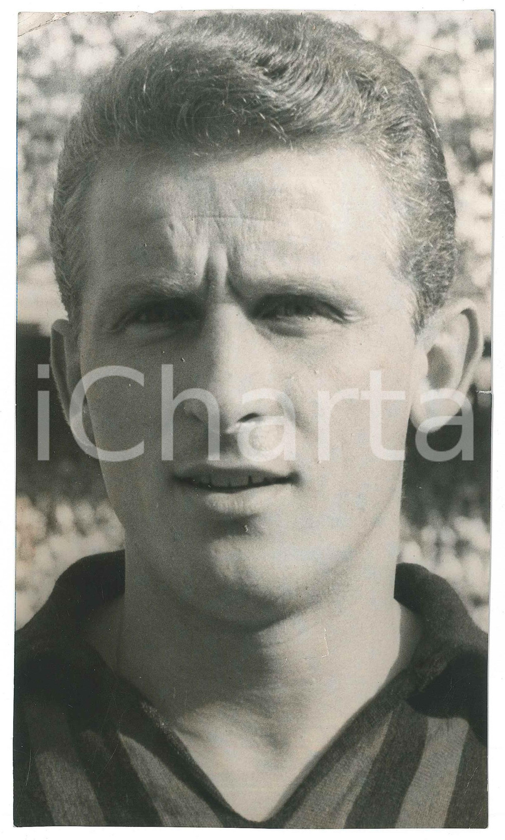 1960 ca CALCIO - MILAN - Giovanni TRAPATTONI - Ritratto - Foto DANNEGGIATA 13x22  Fotografia d'epoca. VERY POOR/gravemente danneggiato piegature al lato superiore, taglio nella parte centrale , piccolo strappo al lato destro e graffi Formato: 13x22 cm originale e autentica 1