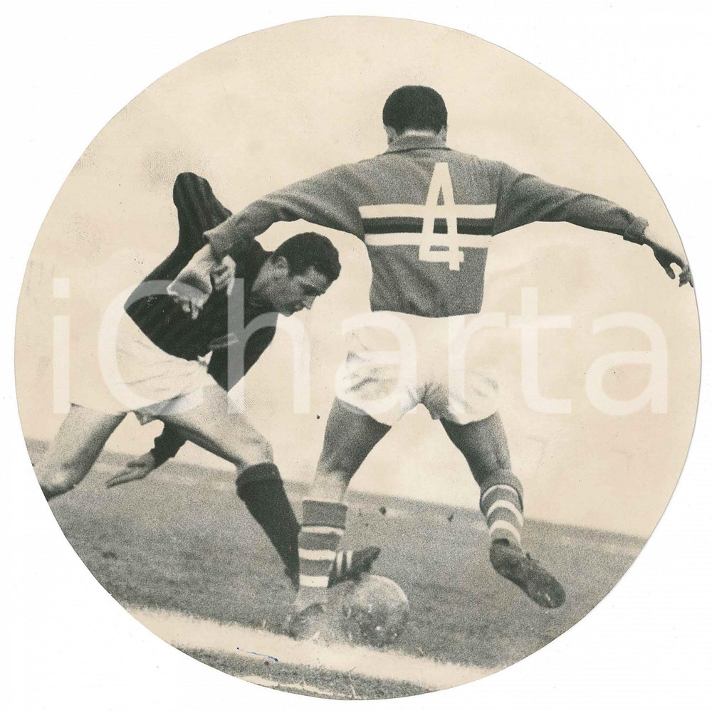 1960 ca CALCIO MILAN-SAMPDORIA Giuliano FORTUNATO vs Sergio BRIGHENTI Foto  Fotografia d'epoca, in formato rotondo. GOOD/buono  Formato: 16 cm (diametro) originale e autentica 1