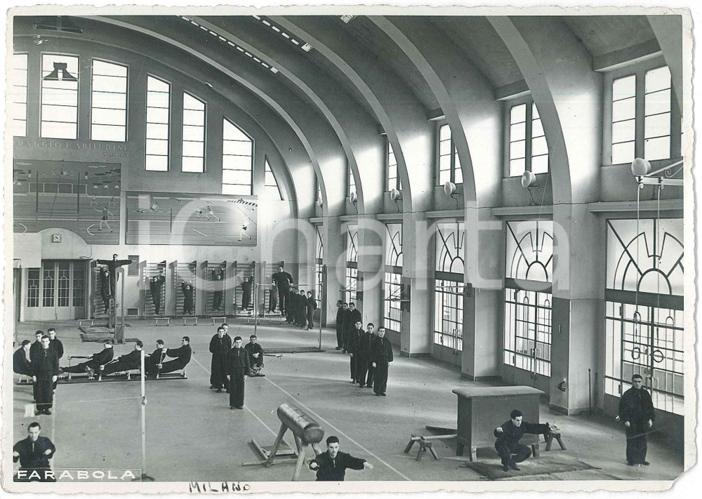 1940 MILANO Scuola Militare TEULIE' - Allievi in palestra - Foto 18x13 cm  Fotografia d'epoca.FOTOGRAFO: Farabola - Milano FAIR/discreto piccola mancanza angolare e minima piegatura Formato: 18x13 cm originale e autentica 1