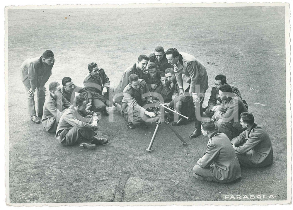1940 MILANO Scuola Militare TEULIE' - Allievi con la mitragliatrice - Foto 18x13  Fotografia d'epoca, con indicazione di data e luogo al verso.FOTOGRAFO: Farabola - Milano FAIR/discreto lievi piegature angolari Formato: 18x13 cm originale e autentica 1