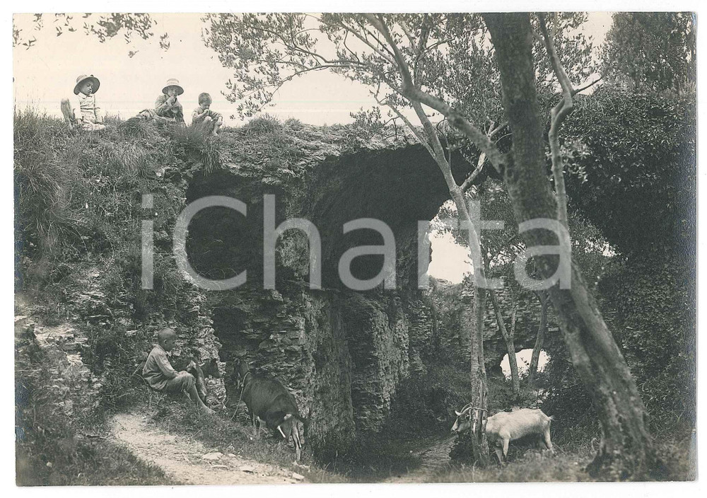 1930 ca LAGO DI GARDA - SIRMIONE - Bambini presso le Grotte di Catullo - Foto  Fotografia d'epoca, con didascalia manoscritta al verso.FOTOGRAFO: G. Negri - Brescia GOOD/buono  Formato: 17x12 cm originale e autentica 1
