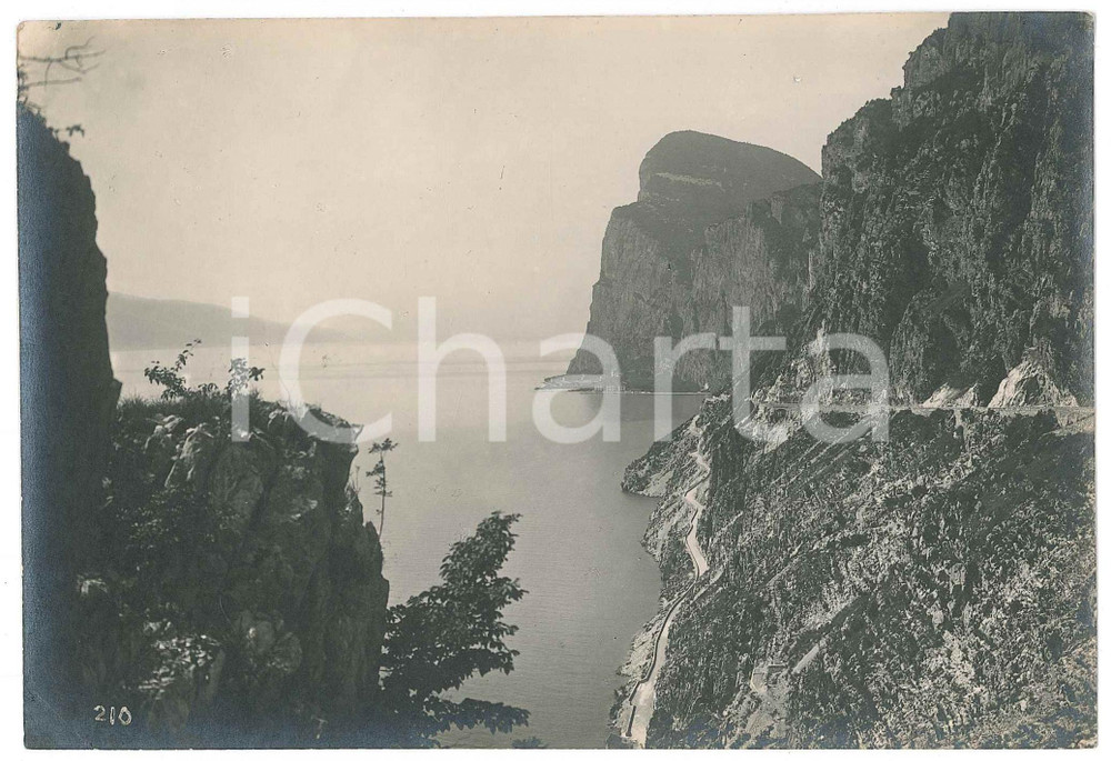 1930 ca LAGO DI GARDA - Strada di TREMOSINE - Rupe di Campione - Foto 17x12  Fotografia d'epoca, con didascalia manoscritta al verso. FAIR/discreto piccolo foro centrale Formato: 17x12 cm originale e autentica 1