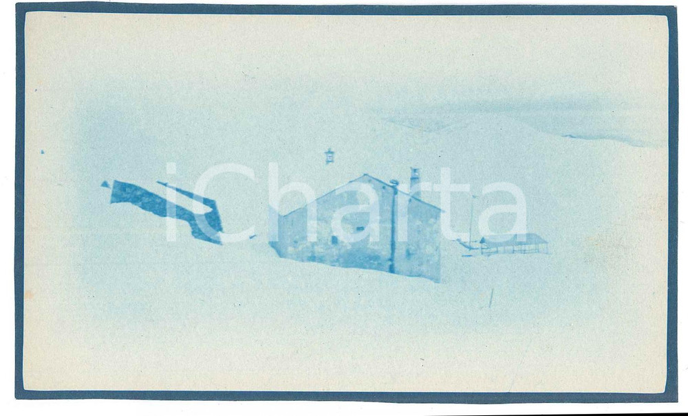 1905 ca VALTELLINA (?) Veduta di un rifugio alpino - Foto 14x8 Fotografia d'epoca.FOTOGRAFO: Dr. Vittorio Ronchetti - Milano FAIR/discreto Lievi smussature agli angoli Formato: 14x8 originale e autentica 1