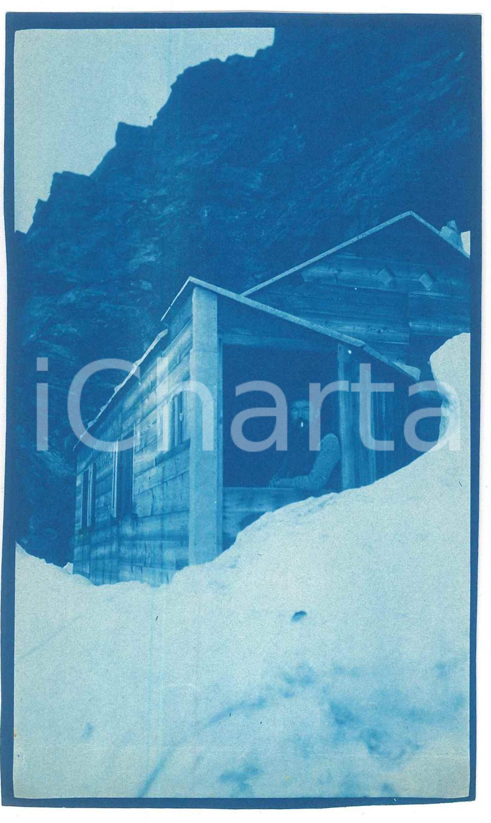 1905 ca VALTELLINA (?) Alpinista al riparo dalla neve - Foto 14x8 cm Fotografia d'epoca.FOTOGRAFO: Dr. Vittorio Ronchetti - Milano FAIR/discreto Lievi smussature agli angoli Formato: 14x8 originale e autentica 1