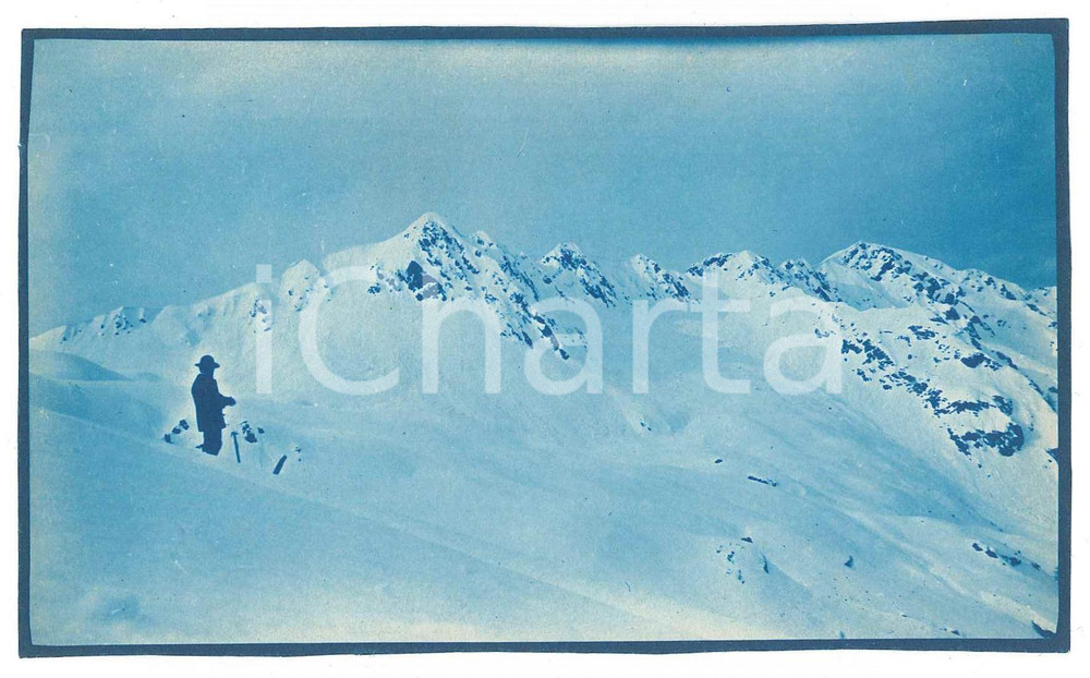 1905 ca VALTELLINA (?) Alpinista Vittorio RONCHETTI tra le vette - Foto 14x8 cm Fotografia d'epoca.FOTOGRAFO: Dr. Vittorio Ronchetti - Milano FAIR/discreto Lievi smussature agli angoli Formato: 14x8 originale e autentica 1