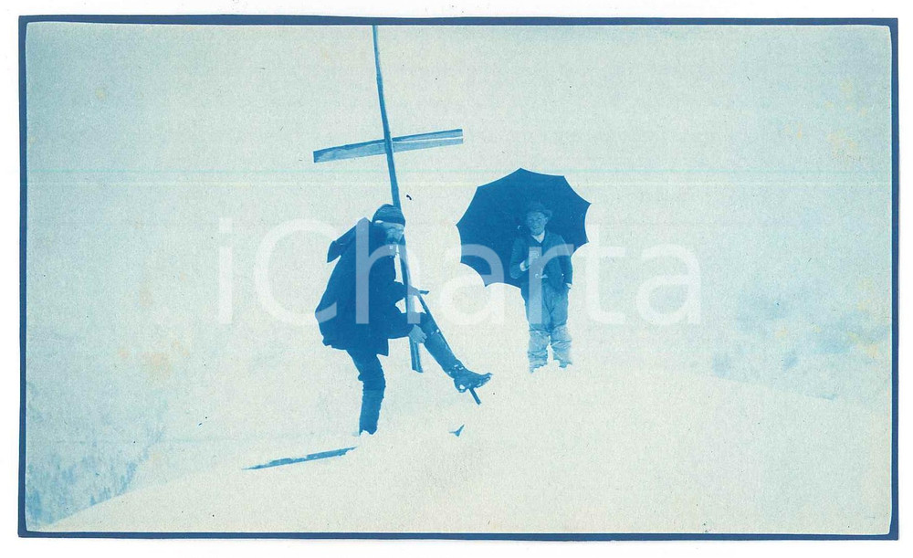 1905 ca VALTELLINA (?) Alpinista Vittorio RONCHETTI nella neve - Foto 14x8 cm Fotografia d'epoca.FOTOGRAFO: Dr. Vittorio Ronchetti - Milano FAIR/discreto Lievi smussature agli angoli Formato: 14x8 originale e autentica 1
