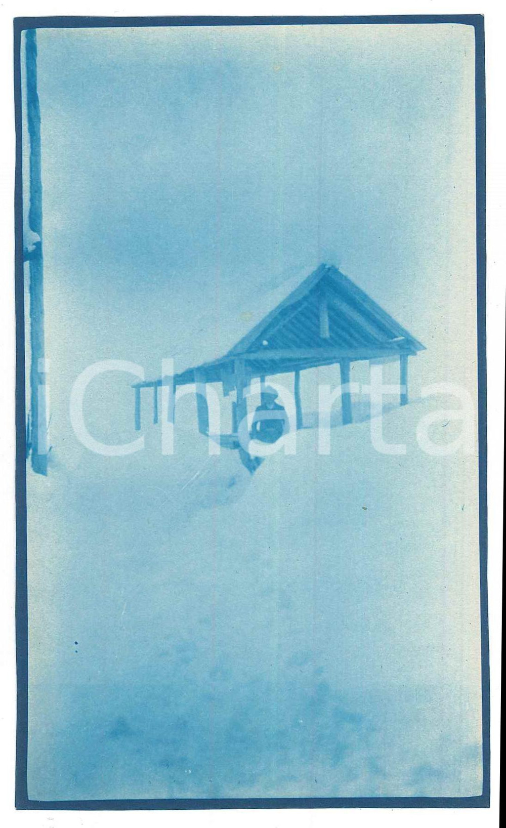 1905 ca VALTELLINA (?) Alpinista Vittorio RONCHETTI al riparo dalla neve - Foto Fotografia d'epoca.FOTOGRAFO: Dr. Vittorio Ronchetti - Milano FAIR/discreto Lievi smussature agli angoli Formato: 14x8 originale e autentica 1