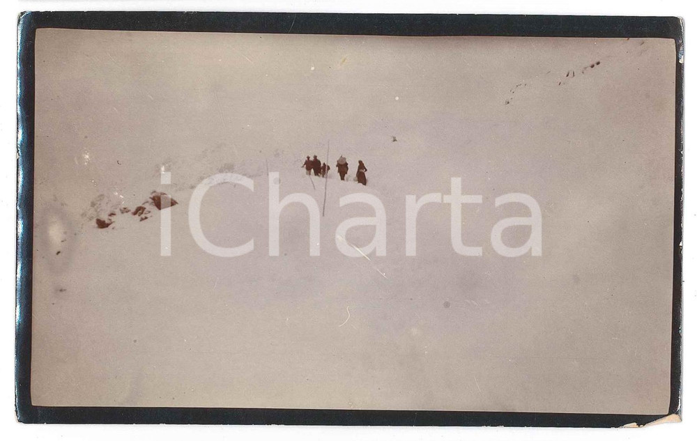 1905 ca VALSESIA - VALLE ANZASCA (?) Alpinisti durante una scalata - Foto Fotografia d'epoca.FOTOGRAFO: Dr. Vittorio Ronchetti - Milano POOR/danneggiato Lievi smussature agli angoli Formato: 14x9 originale e autentica 1