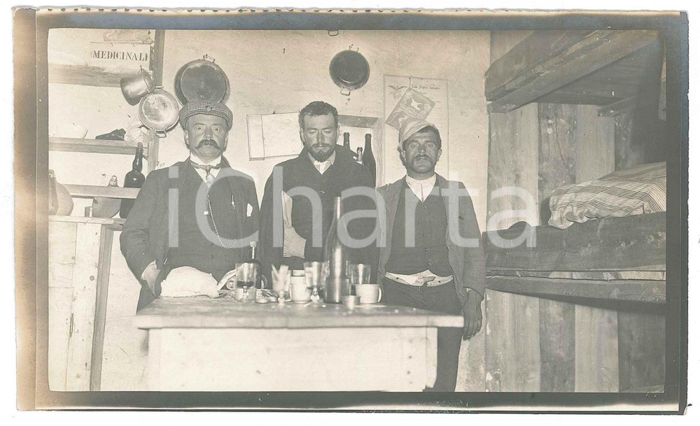 1905 ca MONTE ROSA Capanna Regina Margherita (?) Alpinisti al rifugio - Foto (1) Fotografia d'epoca.FOTOGRAFO: Dr. Vittorio Ronchetti - Milano FAIR/discreto Lievi smussature agli angoli Formato: 14x8 originale e autentica 1