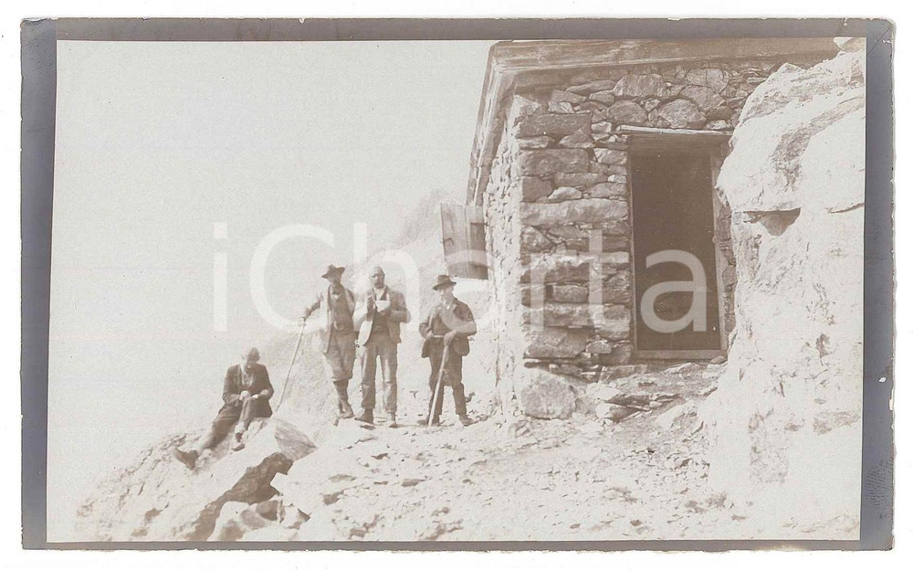 1905 ca VALLE ANZASCA VALSESIA (?) Alpinista Vittorio RONCHETTI al rifugio Foto Fotografia d'epoca.FOTOGRAFO: Dr. Vittorio Ronchetti - Milano FAIR/discreto Lievi smussature agli angoli Formato: 14x9 originale e autentica 1