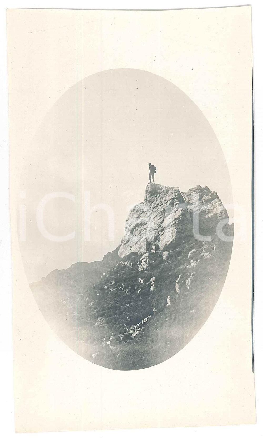 1905 ca VALSESIA - VALLE ANZASCA (?) Alpinista Vittorio RONCHETTI in vetta Foto Fotografia d'epoca.FOTOGRAFO: Dr. Vittorio Ronchetti - Milano FAIR/discreto Lievi smussature agli angoli Formato: 14x9 originale e autentica 1