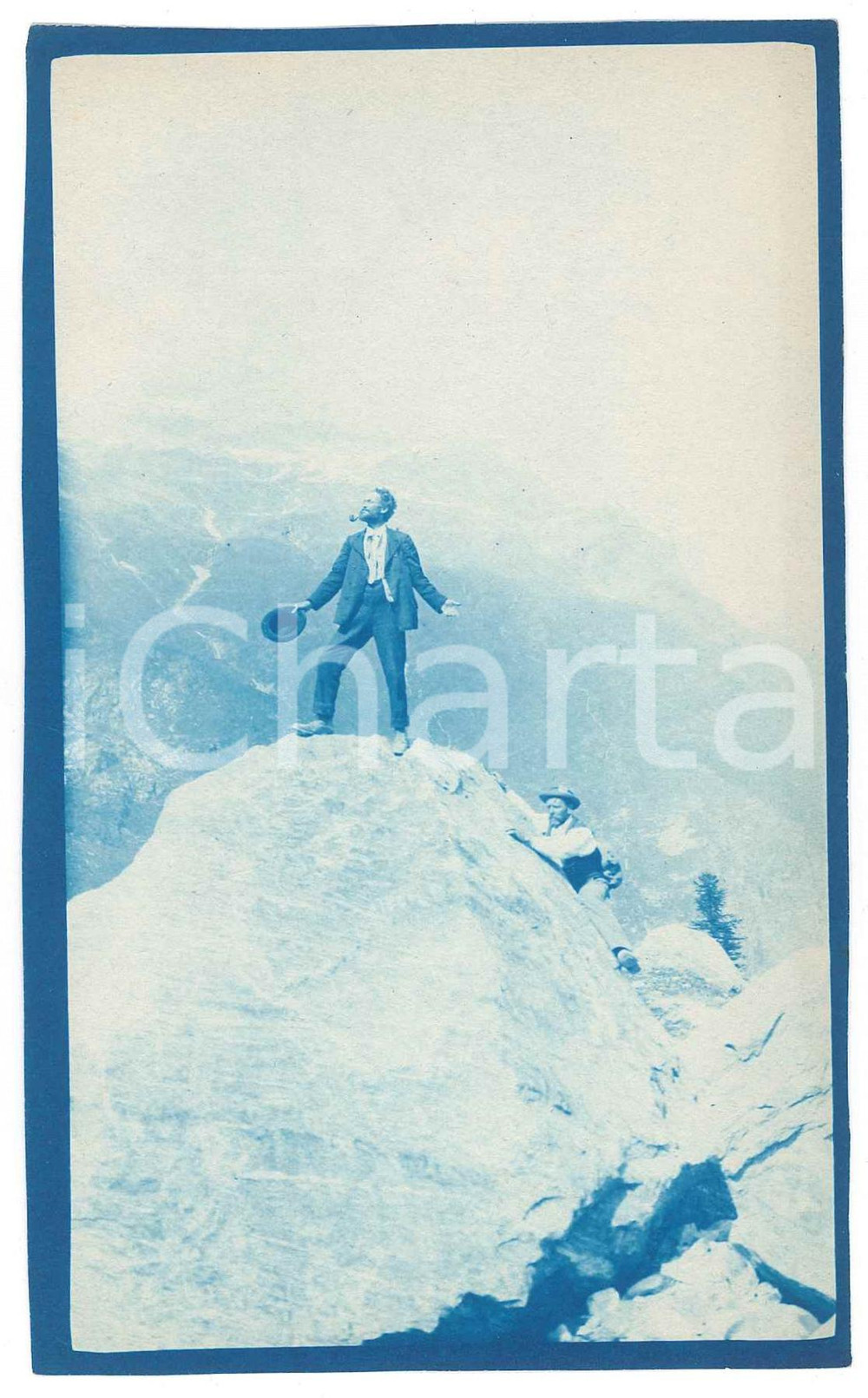 1905 ca VALTELLINA (?) Alpinista Vittorio RONCHETTI in vetta - Foto 14x8 cm Fotografia d'epoca.FOTOGRAFO: Dr. Vittorio Ronchetti - Milano FAIR/discreto Lievi smussature agli angoli Formato: 14x8 originale e autentica 1