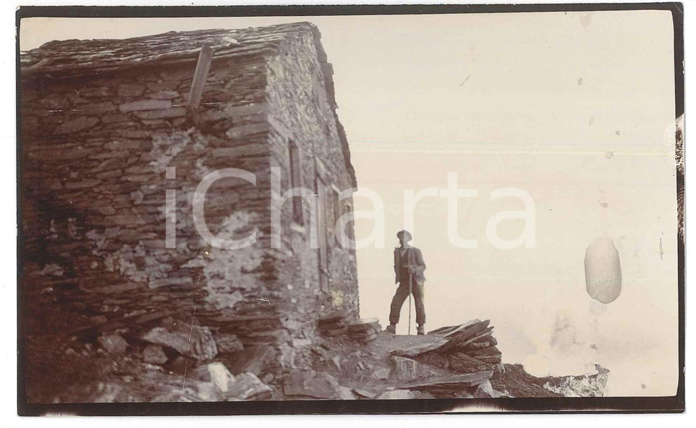 1905 ca VALSESIA VALLE ANZASCA (?) Alpinista Vittorio RONCHETTI al rifugio Foto Fotografia d'epoca.FOTOGRAFO: Dr. Vittorio Ronchetti - Milano FAIR/discreto Lievi smussature agli angoli Formato: 14x9 originale e autentica 1