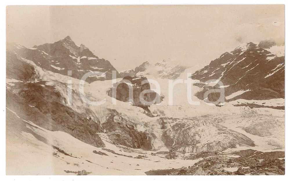 1900 ca ALAGNA VALSESIA Ghiacciaio delle Piode - Fotografia 13x8 cm Fotografia d'epoca.FOTOGRAFO: Dott. Vittorio Ronchetti - Milano FAIR/discreto Lievi smussature agli angoli, difetto di stampa al margine sinistro Formato: 13x8 originale e autentica 1